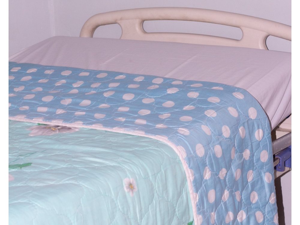 Patient bed with a quilt
